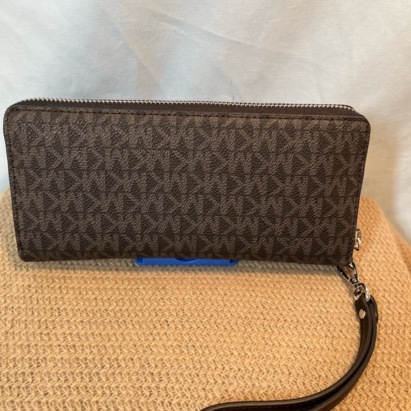 Michael Kors NWT Wallet/wristlet - Picture 2 of 8